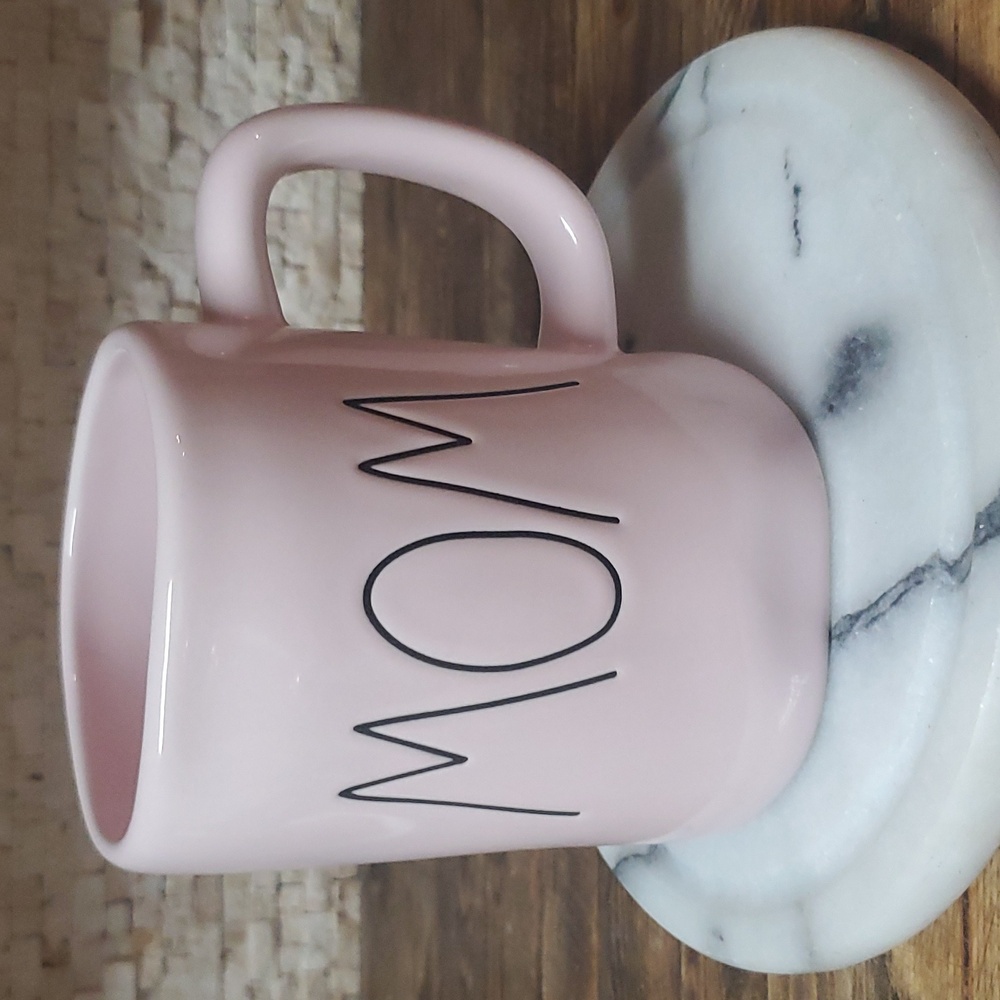 "MOM" Rae Dunn Mug
